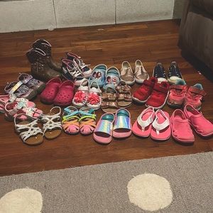 17 pairs of 7t girls sandals/shoes/boots/crocs